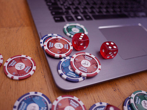 Pokerchips auf Laptop